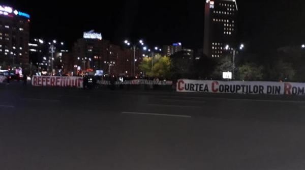 protestatarii nou mesaj agresiv anti psd l au afisat in piata victoriei foto
