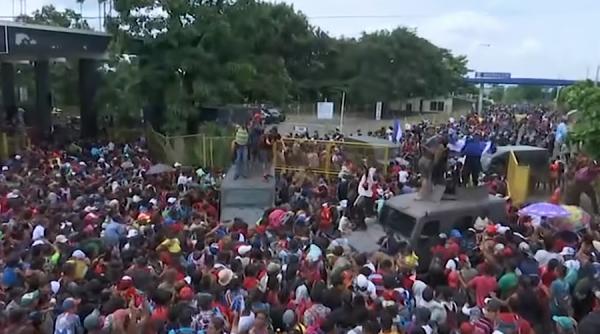 caravana de migranti ciocniri la granita interventia politiei in mexic