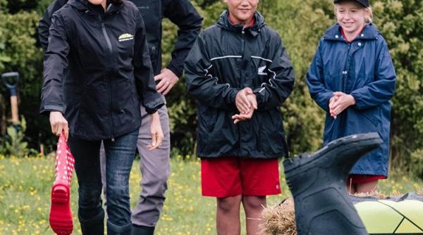 printul harry si meghan concurs cu cizme din cauciuc