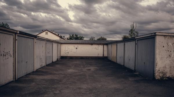 proprietarii de garaje notificati de primarie sa le desfiinteze