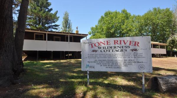 un sat intreg scos la vanzare o sansa intr o viata