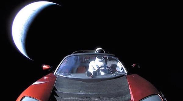 manechinul starman si bolidul tesla roadster  lansate de spacex  au depasit orbita planetei marte