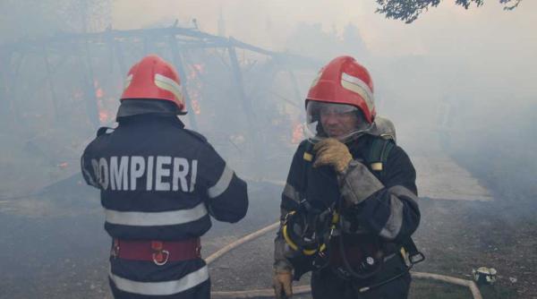 incendiu liceu hunedoara  800 de elevi evacuati