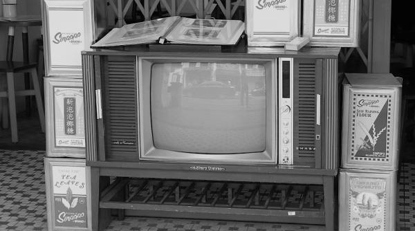 mii de oameni din marea britanie au televizor alb negru