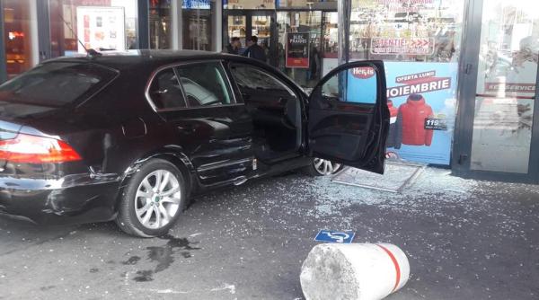 mandat de arestare pentru 30 zile pentru barbatul care a intrat cu masina in usile de la mall