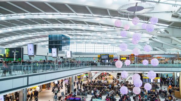 sute de romani blocati pe aeroportul heatrow londra