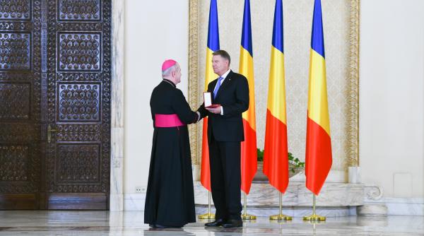 arhiepiscopul ioan robu decorat cu ordinul national steaua romaniei in grad de cavaler