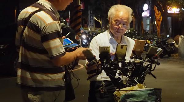 bunicul pokemon vedeta in taiwan vaneaza de pe bicicleta