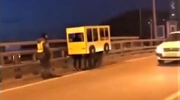 surpriza pe sosea cetateni deghizati in autobuz