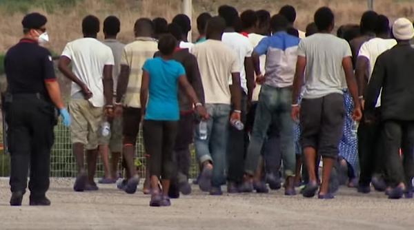 sua 1 500 de migranti la granita pazita cu armata