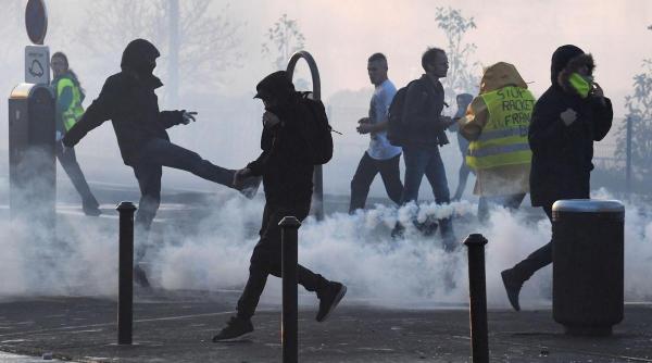 franta proteste violente pah observatie despre romania da i au gazat la paris