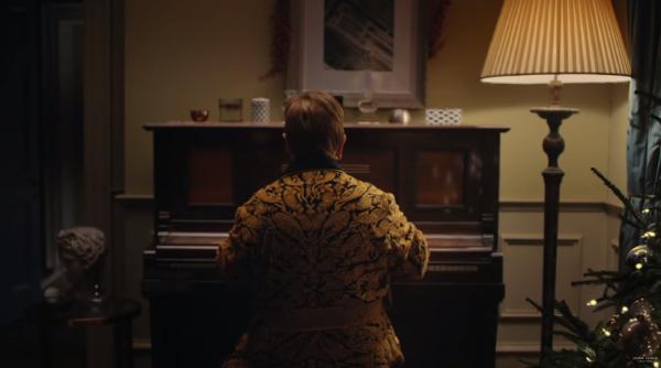 elton john apare in cea mai draguta reclama de craciun video