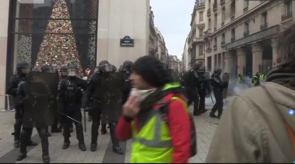 franta proteste violente lupte de strada in paris autoritatile intervin