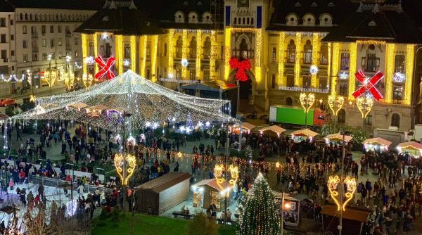 s au aprins luminitele de craciun in craiova bradul impodobit de copii