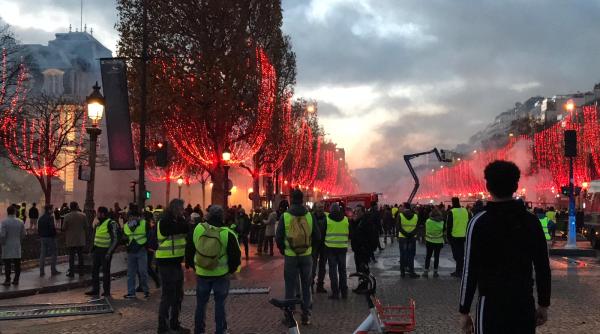 protest macron denunta scene de razboi roman imagini de la paris ce nu s a vazut la tv
