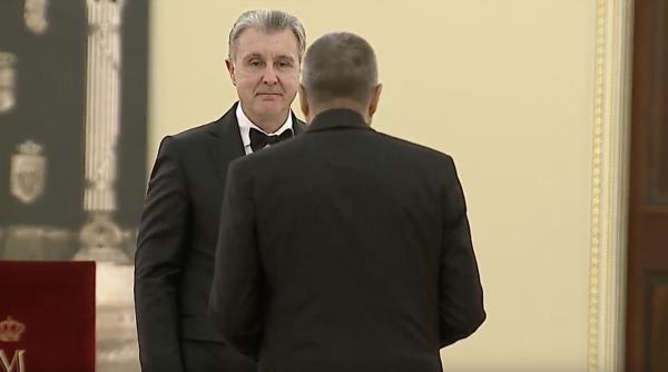 val valcu ceremonie de decorare i a fost acordata crucea casei regale a romaniei