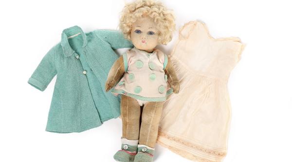 licitatie cu obiecte regale papusa reginei elisabeta a ii a vanduta