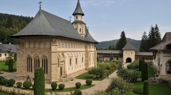 putna la 100 de ani de la revenire bucovina este langa stefan cel mare si sfant
