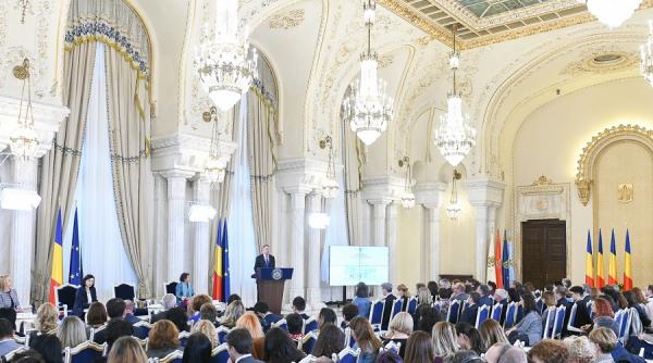 ceremonie publica la cotroceni pentru promulgarea legii privind autostrada unirii