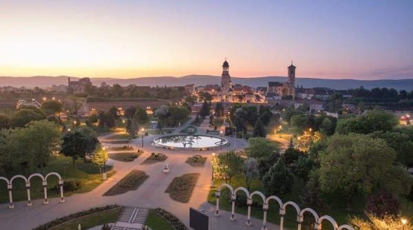 alba iulia devine oras pietonal masinile sunt oprite la intrarea in oras