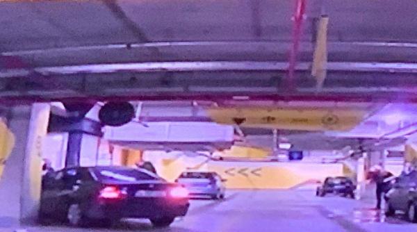 un sofer a intrat cu masina in oameni in parcarea unui mall din capitala