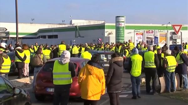 blocajele orchestrate de vestele galbene au continuat luni in franta penurii de benzina si fronda in licee