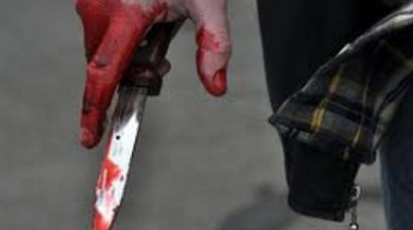 barbat injunghiat pe strada de un adolescent