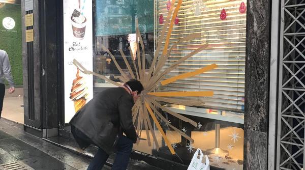 cum a scapat un magazin de lux cu rochii de mirese de furia manifestantilor din paris foto