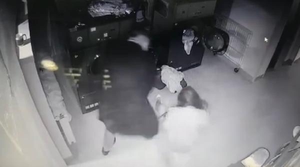 femeie batuta crunt de iubit ma cosea si imi spunea ca imi vede craniul