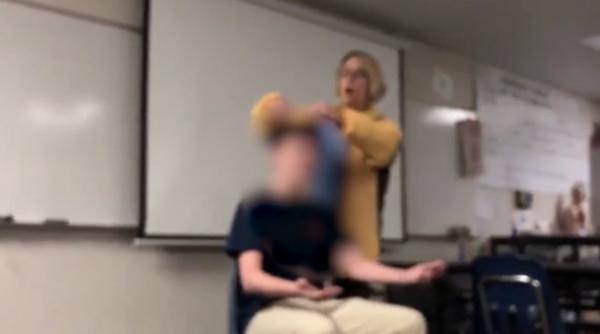 profesoara de chimie gest socant in timp ce canta imnul