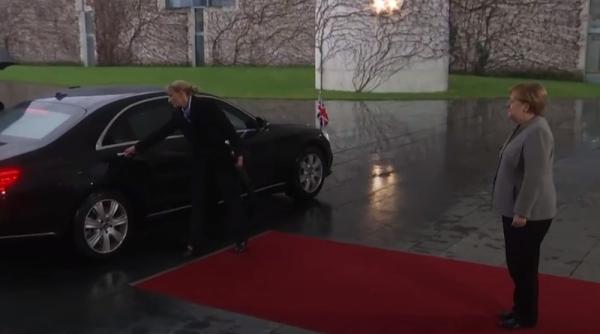 may merkel faza amuzanta a ramas blocata in masina video