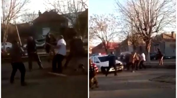 politisti batuti cu batele de interlopi andreica sunt patruzeci se chinuie cu un spray