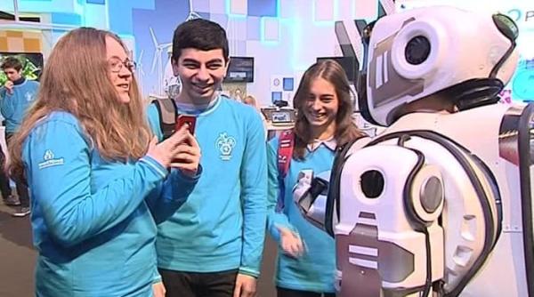 gafa de proportii super robot fals actor demascat