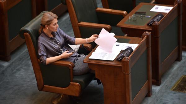 motiune de cenzura cadere guvern alina gorghiu este un dar pentru romani s a incheiat