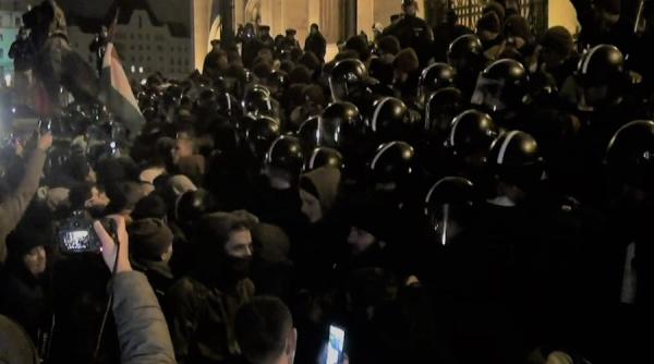 situatie tensionata la budapesta se cere demisia lui orban proteste in strada