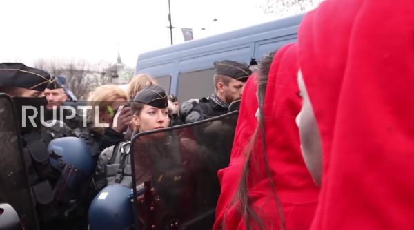 protest inedit in franta defilare la bustul gol imagini care fac inconjurul lumii