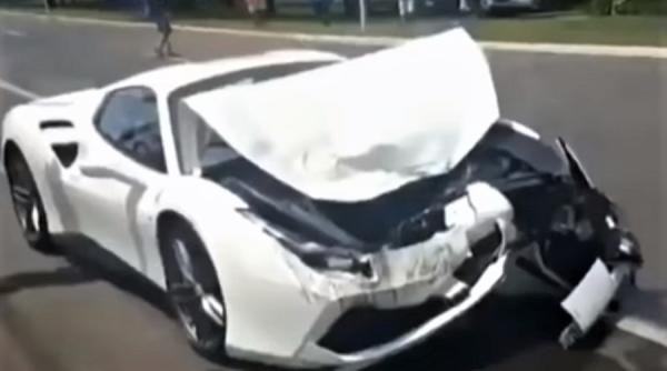 un sofer a distrus trei ferrari uri mobilizare in taiwan