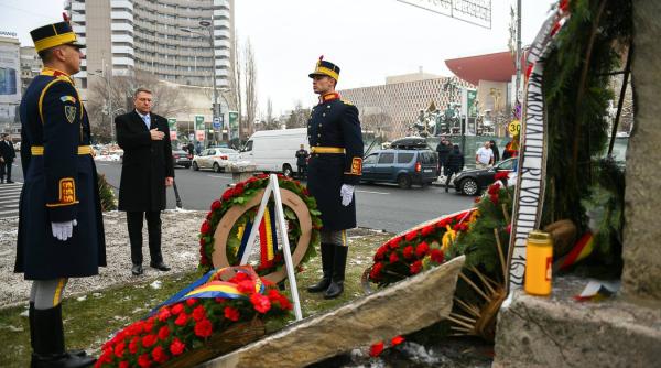 klaus iohannis a depus o coroana de flori la troita de la universitate