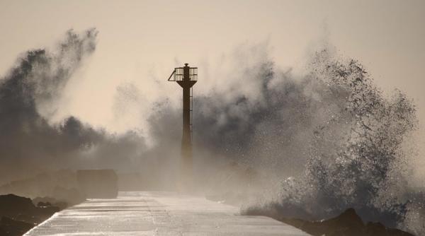 porturi inchise din cauza valurilor neobisnuit de mari