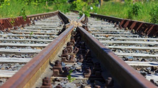 accident feroviar tren cu calatori blocat in camp dupa ce un marfar a deraiat