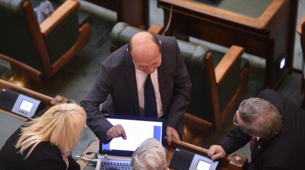 traian basescu ataca jurnalistii radu cristescu da cartile pe fata din pmp