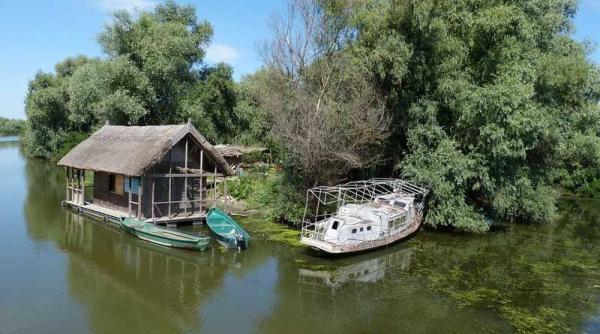 pescuitul familial in delta doar cu unelte marcate de autoritati