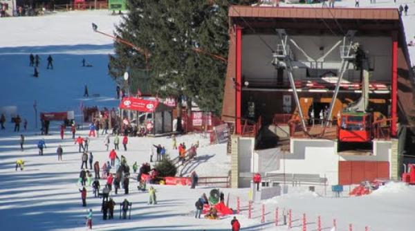 poiana brasov  telescaun oprit dupa ce un copac a cazut peste instalatie