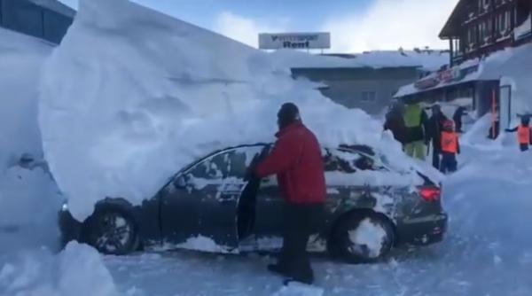 masina ingropata intr un munte de zapada gest sofer senzatie pe internet