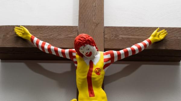 sculptura mcjesus interzisa intr un muzeu