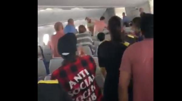 incaierare in aer un avion fortat sa aterizeze de urgenta