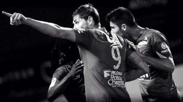 sala fotbalistul disparut cu un avion sansele de supravietuire