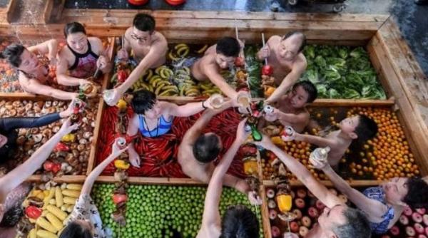 atractie culinara inedita in china baie in hot pot