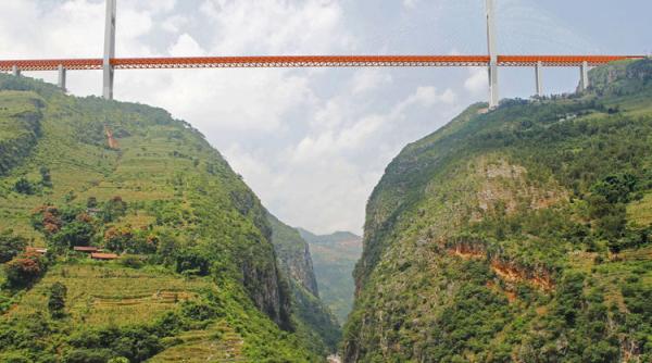 china pod suspendat la 350 de metri inaltime