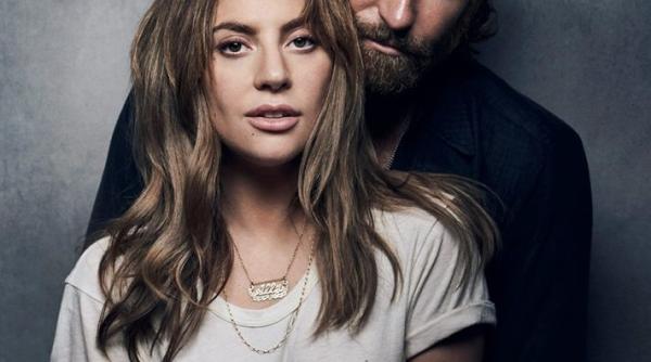 lady gaga in genunchi in fata lui bradley cooper pe scena foto video